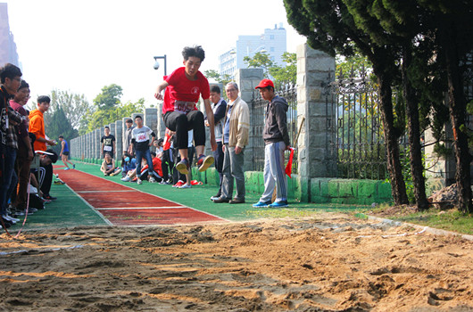 学院第32届田径运动会暨首届教职工趣味运动会成功举办